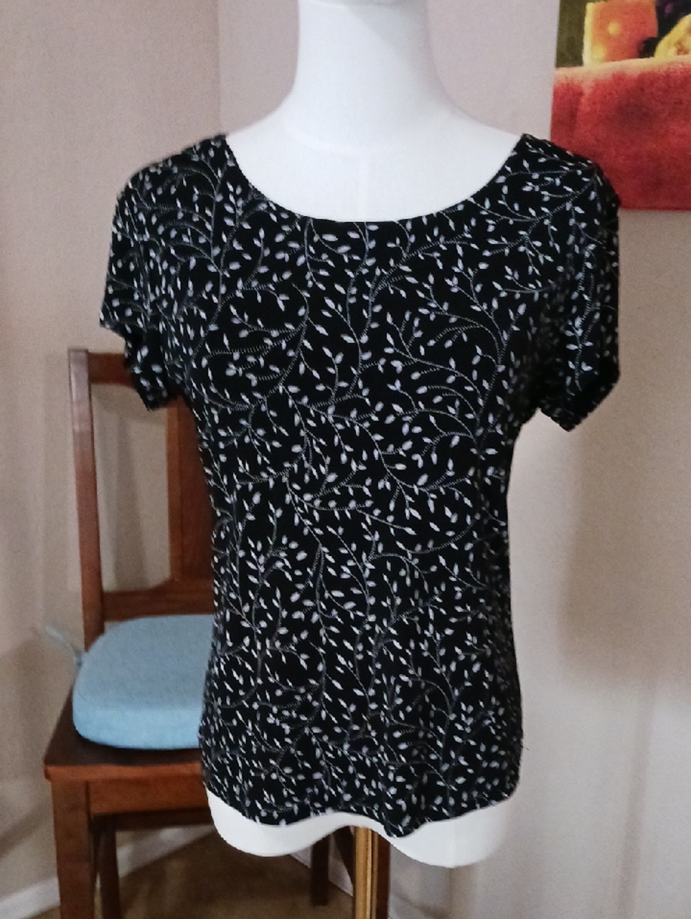 Briggs New York Black Short-Sleeve Crewneck Top with White Vine Motif